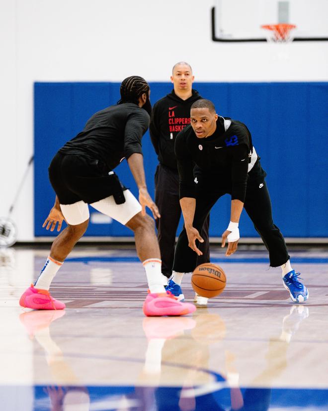 正随巴西在枪手基地训练，维尼修斯与多名阿森纳青训球员合影（维尼修斯随巴西队在阿森纳基地训练，并与多位枪手青训小将合影）