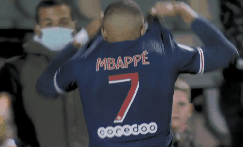 赢你3球，维尼修斯连续比出手势“1.2.3”回应毕巴球迷嘲讽（3球大胜后，维尼修斯连比“1-2-3”手势回击毕巴球迷嘲讽）