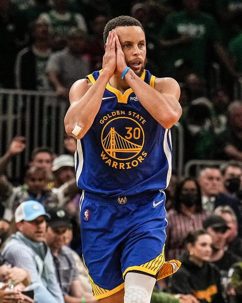 国米后卫邓弗里斯伤情不明复出无期，更换经纪人引转会猜测（国米后卫邓弗里斯伤势未明复出遥遥无期，换经纪人再起转会传闻）